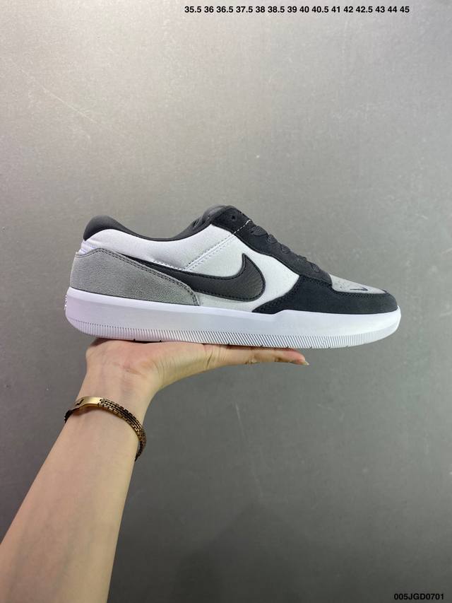 Nike Sb Force 58 百搭单品 是一款将前沿创新带入街头的单品，它具有硫化杯底，具有出色的耐用性和灵活性。使用帆布和绒面革，在饰面上放置通风口，它自