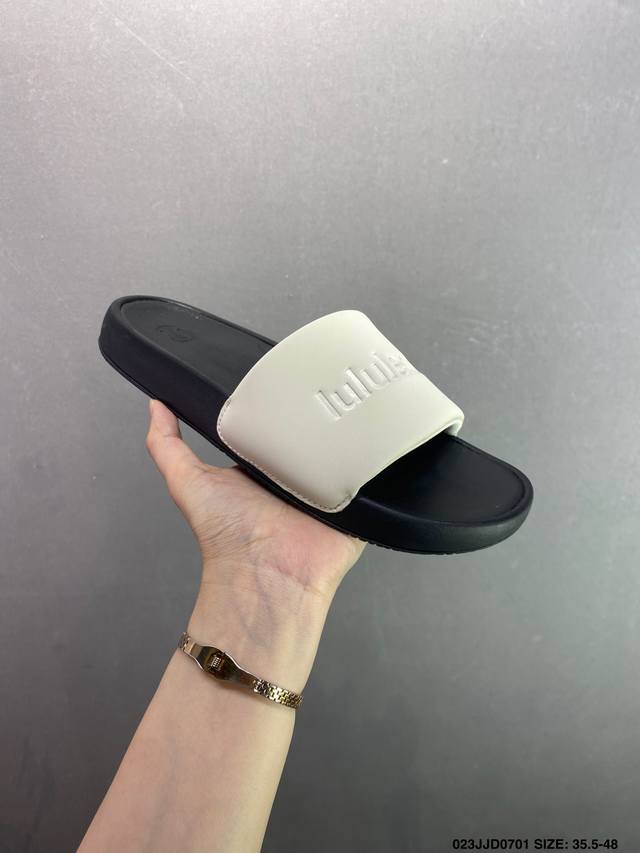 Lululemon.Restfeeltm 露露乐檬休闲运动拖鞋 让运动后的双脚得到更好的休憩 伴你轻松开启精彩行程面料＋特点 为双脚在运动间隙创造休憩时刻 贴合