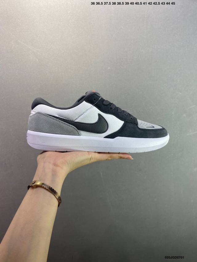 Nike Sb Force 58 百搭单品 是一款将前沿创新带入街头的单品，它具有硫化杯底，具有出色的耐用性和灵活性。使用帆布和绒面革，在饰面上放置通风口，它自