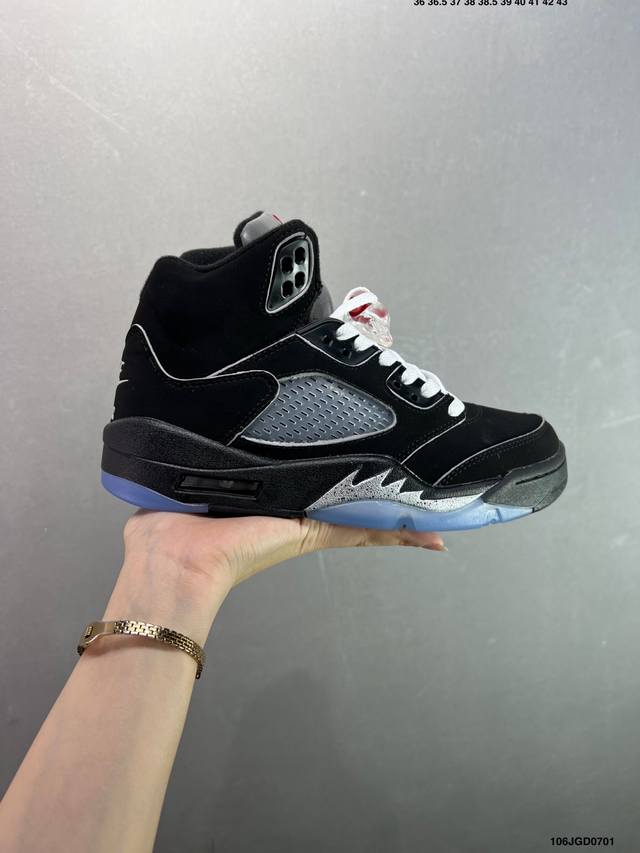 Nike Air Jordan 5 Low 乔丹Aj5代低帮复古休闲文化篮球鞋。Air Jordan创立于1985年是Nike旗下以史上最著名的Nba球星迈克尔