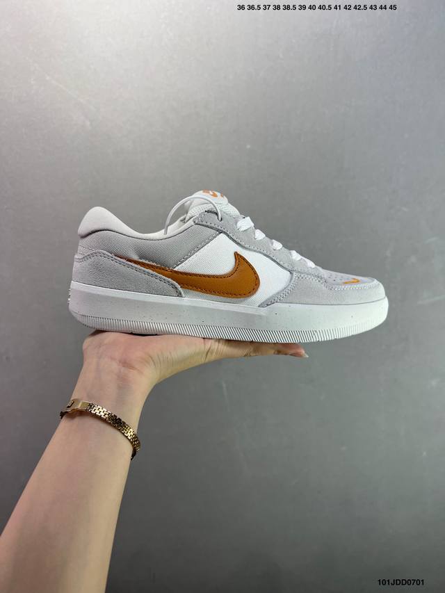 Nike Sb Force 58 百搭单品 是一款将前沿创新带入街头的单品，它具有硫化杯底，具有出色的耐用性和灵活性。使用帆布和绒面革，在饰面上放置通风口，它自