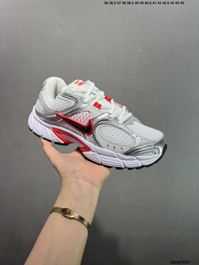 Nk V5 Rnr 舒适百搭防滑耐磨低帮跑步鞋 舒适有型适合日常穿着 该鞋款延续千禧年经典设计搭载泡绵中底 厚实而轻盈匠心细节巧搭立体耐克勾标志焕新演绎复古跑鞋