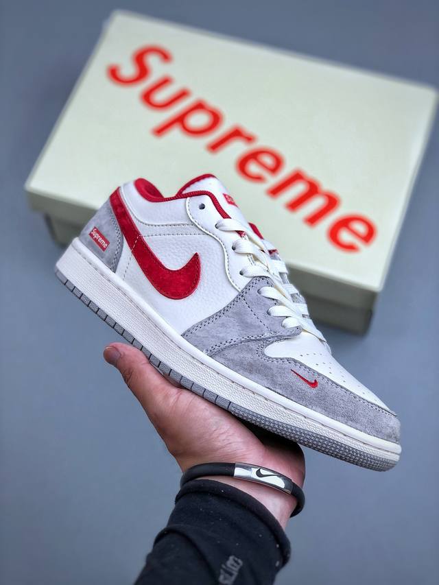 C版 Air Jordan 1 Retro Low X Supreme 米灰红小钩官方同步新色 原装级产物拒绝公底 立体鞋型 细节完美 高清洁度 购置公司同步原