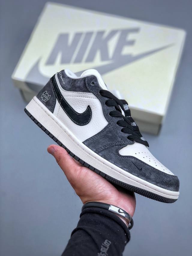 C版 Air Jordan 1 Retro Low X Bearbrick 暴力熊米白黑深空灰官方同步新色 原装级产物拒绝公底 立体鞋型 细节完美 高清洁度 购