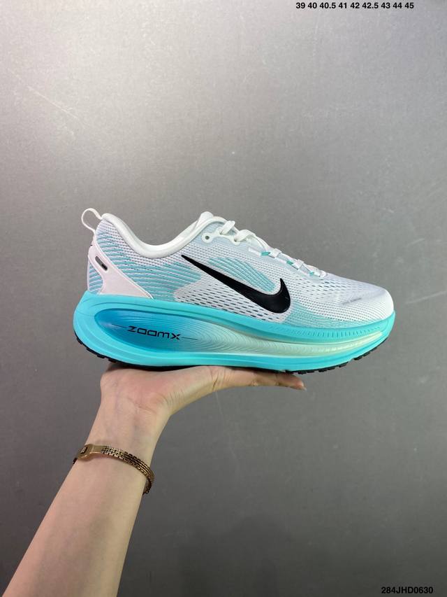 公司级Nk Air Zoom Vomero 18 轻便舒适公路跑步鞋 Hm6803-001 质感柔软 弹力充沛 助力一路畅跑 乐享不停 厚实泡绵缔造舒适的回弹效