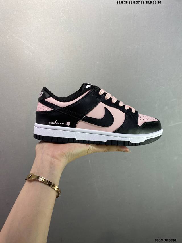 公司级耐克 Nike Dunk Low 运动鞋复古解构绑带板鞋 作为 80 年代经典篮球鞋款，起初专为硬木球场打造，后来成为席卷街头的时尚标杆，现以经典细节和复