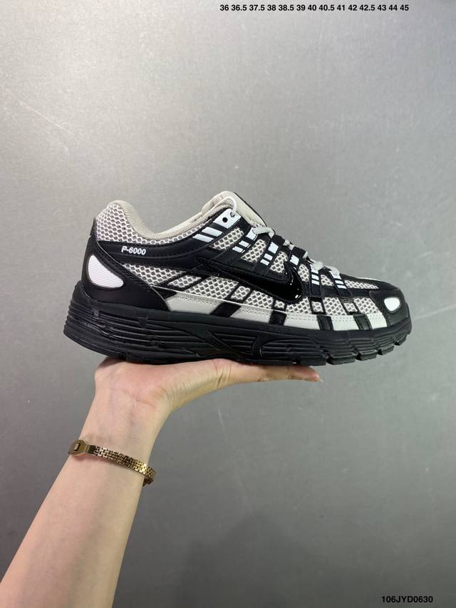 公司级耐克Nike P-6000 跑鞋内外侧都用了红色的钩子，采用透气材料，搭配匠心覆面，再现千禧年代的跑鞋风格，塑就大气外观。鞋款秉承 Nike Pegasu