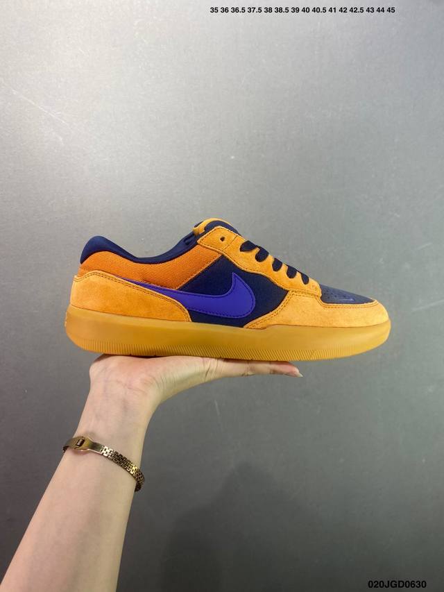 Nike Sb Force 58 百搭单品 是一款将前沿创新带入街头的单品，它具有硫化杯底，具有出色的耐用性和灵活性。使用帆布和绒面革，在饰面上放置通风口，它自
