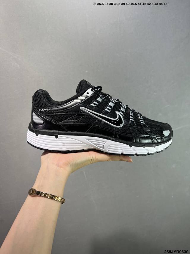 公司级耐克Nike P-6000 跑鞋内外侧都用了红色的钩子，采用透气材料，搭配匠心覆面，再现千禧年代的跑鞋风格，塑就大气外观。鞋款秉承 Nike Pegasu