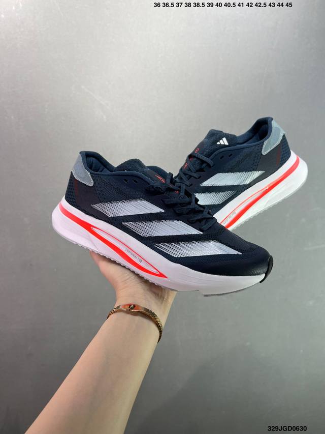 Adidas 舒适防滑 新款阿迪达斯低帮跑步鞋 极致轻盈的Lightweight Upper设计 带来近乎裸足的舒适体验 中底采用尖端科技 Lightstrik