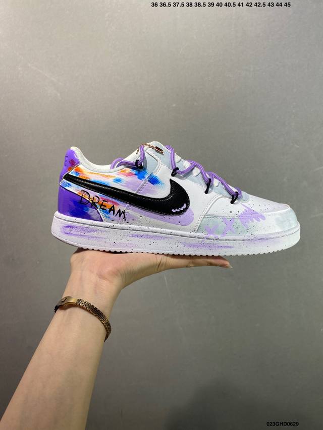 公司级Nike Court Vision 1 Low“幻影十字架” 手绘涂鸦定制板鞋 幻影十字架常作为一种印花图案出现，具有独特的视觉效果。将幻影十字架与梵文、