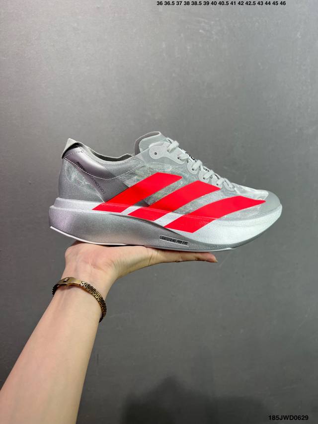 公司级Adidas Adizero Adios 阿迪超轻透气缓震跑鞋 整体外观造型与Adizero Adios Pro Evo 1非常相似 中底配置方面搭载全掌