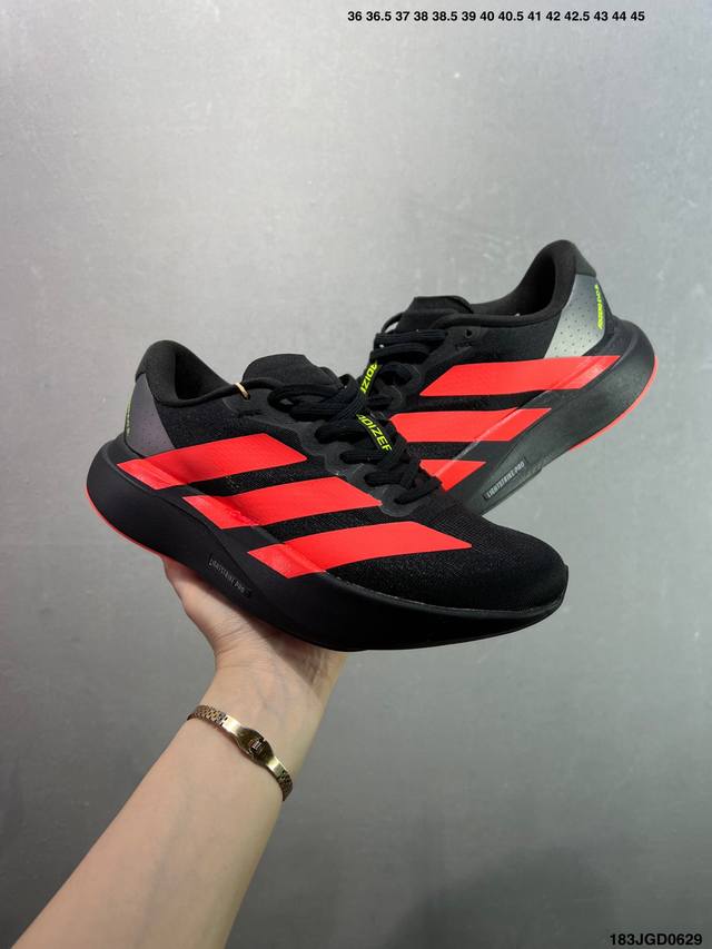 Ad Adizero Evo Sl M 阿迪超轻透气缓震跑鞋 以令人难以置信的138克重量，刷新了跑鞋轻量化的记录，阿迪在材料科学和工艺技术上的深厚积累。 全新