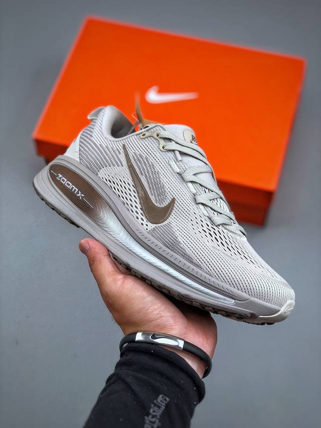Nike Vomero 18 耐克 舒适减震防滑 低帮跑步鞋全掌Reactx泡绵中底 前掌和后跟还配备了Air Zoom气垫单元 据说跑起来更快更舒适哦 这次最