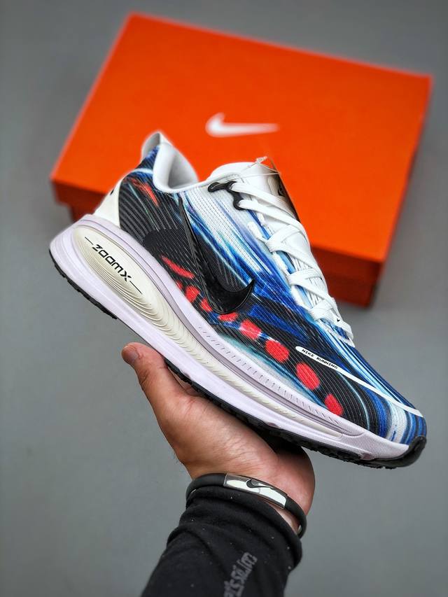 Nike Vomero 18 耐克 舒适减震防滑 低帮跑步鞋全掌Reactx泡绵中底 前掌和后跟还配备了Air Zoom气垫单元 据说跑起来更快更舒适哦 这次最