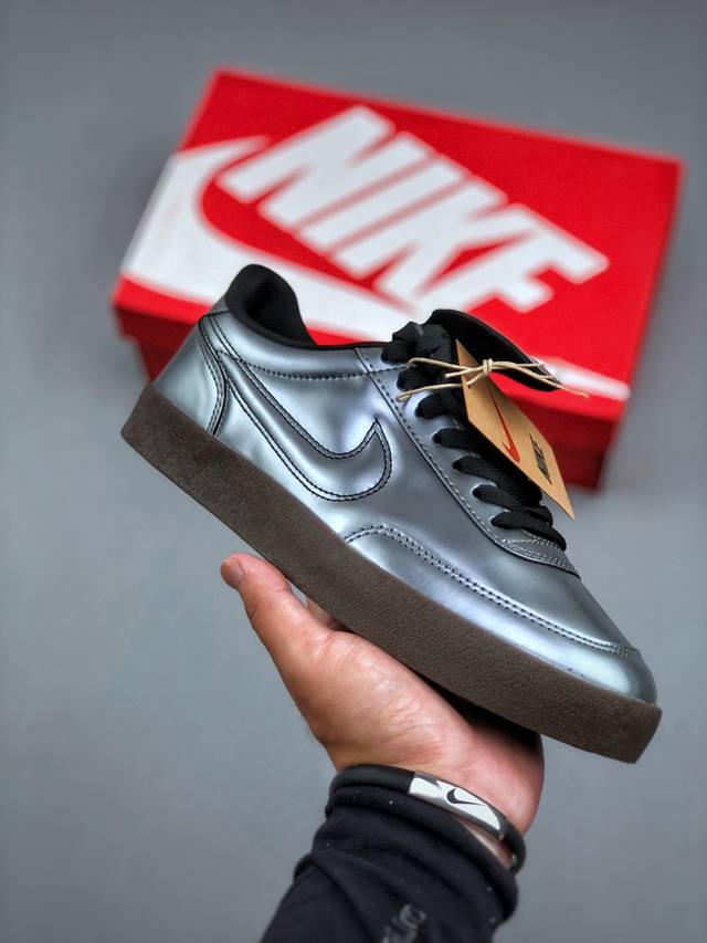Nike Killshot 2 Prm 复古限定原厂渠道 与正品无任何区别 载棕色生胶大底，流露出满满的复古气息。鞋款将于 2 月 25 日在美国指定 J.Cr