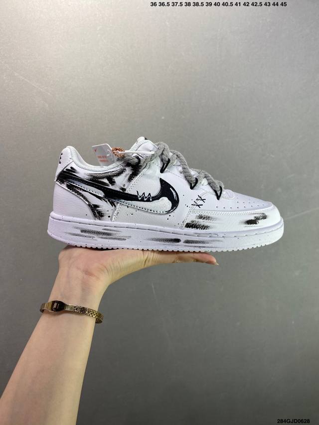公司级Nike Court Vision 1 Low“幻影十字架” 手绘涂鸦定制板鞋 幻影十字架常作为一种印花图案出现，具有独特的视觉效果。将幻影十字架与梵文、