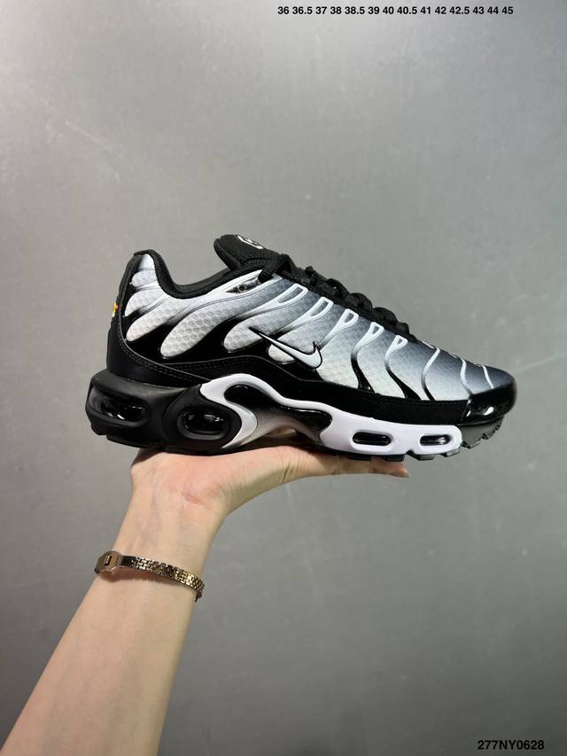 耐克Nike Air Maxplus Drift休闲气垫缓震跑步运动鞋 造型超讨喜！鞋面以帆布和织物材质包裹，保证了轻薄透气，更适合夏季穿着。鞋侧 鱼骨 形状的