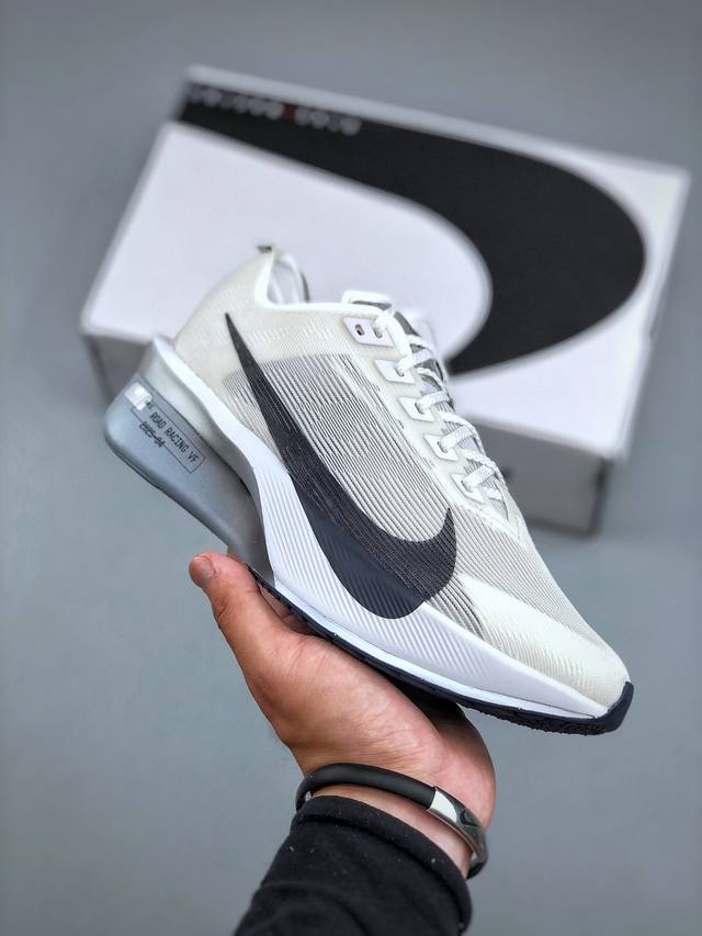 Nike Zoomx Vaporfly Next% 4耐克 轻量化 网面透气运动鞋这款新一代最强跑鞋在鞋面和鞋底都进行了全方位升级鞋面使用了全新 Vaporwe