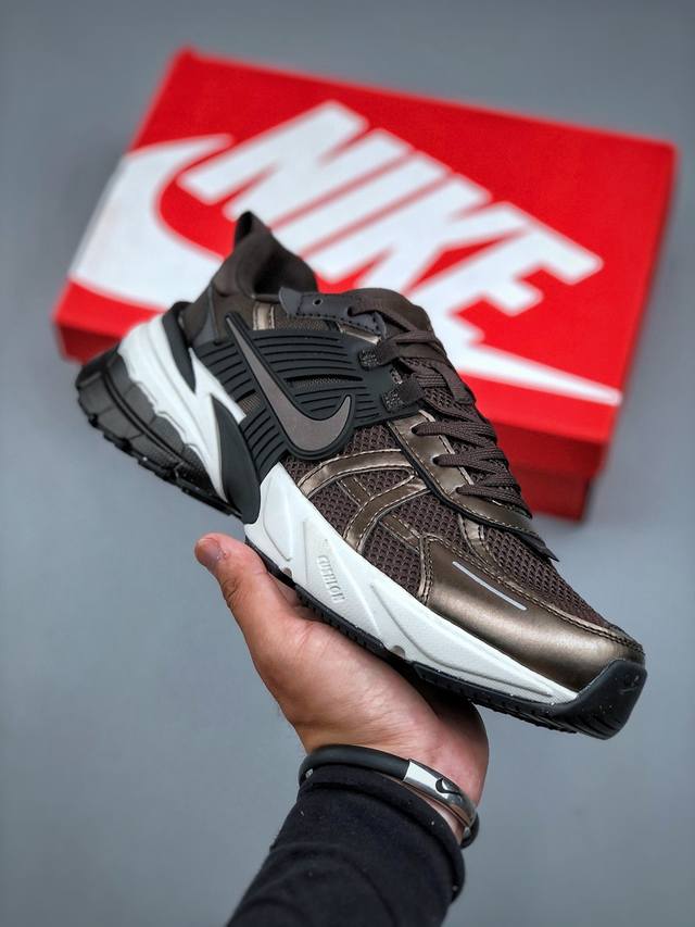 Nike V2K Run 减震防滑复古低帮跑步鞋 Hj4497 #鞋款被命名为 Runtekk 设计上借鉴了 0 年的跑鞋风格 简练又有复古运动气质 材质上使用