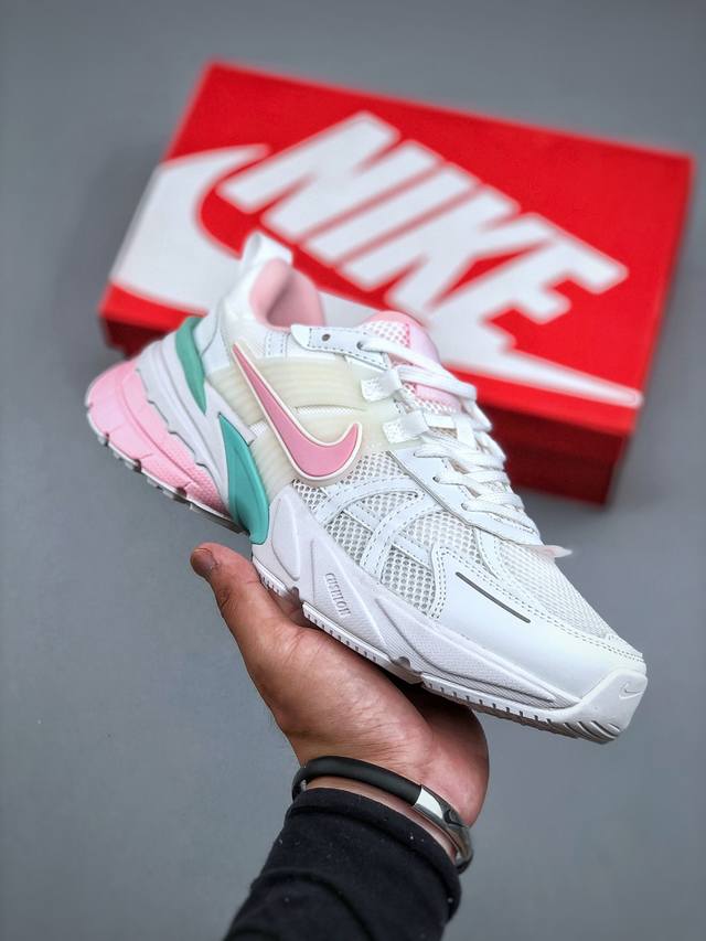 Nike V2K Run 减震防滑复古低帮跑步鞋 Fd0736 002 #鞋款被命名为 Runtekk 设计上借鉴了 0 年的跑鞋风格 简练又有复古运动气质 材