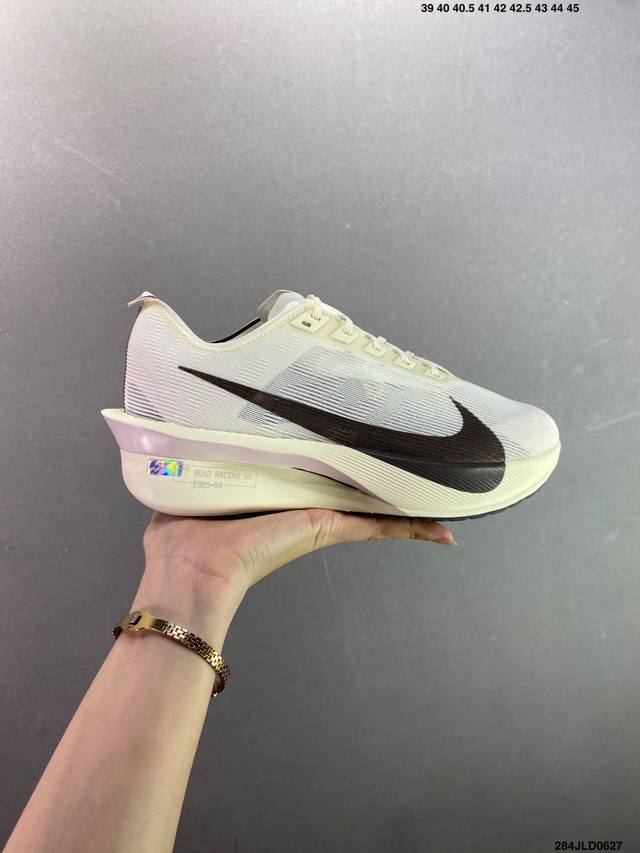 公司级Nike Zoomx Vaporfly Next% 4耐克 轻量化 网面透气运动鞋 这款新一代最强跑鞋在鞋面和鞋底都进行了全方位升级鞋面使用了全新 Vap