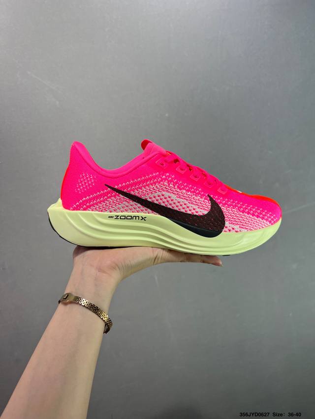 公司级Nk Zoom Pegasus Plus 超级飞马涡轮增压马拉松慢跑鞋 Fq7262 在设计上延续了原版鞋款的经典风格，向 Pegasus Turbo 致