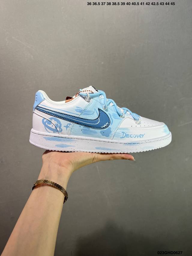 公司级Nike Court Vision 1 Low“幻影十字架” 手绘涂鸦定制板鞋 幻影十字架常作为一种印花图案出现，具有独特的视觉效果。将幻影十字架与梵文、