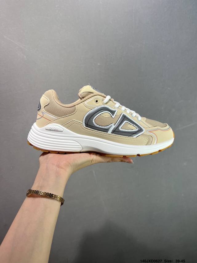 公司级Dior B30 迪奥网眼织物低帮运动休闲鞋 该款系列采用黑网色眼织物白和色科技料面精心制 作饰以反光“Cd30”图形标志 外格轻盈的刻雕效果橡胶鞋搭底配