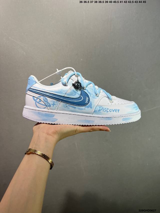 核心私 公司级Nike Court Vision 1 Low“幻影十字架” 手绘涂鸦定制板鞋 幻影十字架常作为一种印花图案出现，具有独特的视觉效果。将幻影十字架