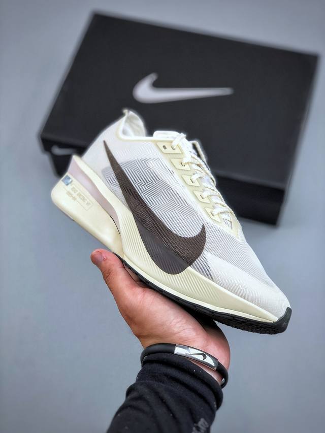 Nike Zoomx Vaporfly Next% 4耐克 轻量化 网面透气运动鞋这款新一代最强跑鞋在鞋面和鞋底都进行了全方位升级鞋面使用了全新 Vaporwe