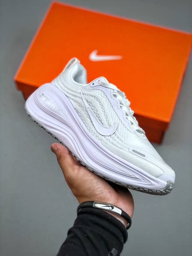 Nike Vomero Plus 低帮跑步鞋 全掌Reactx泡绵中底 前掌和后跟还配备了Air Zoom气垫单元 据说跑起来更快更舒适哦 这次最大的升级点 首