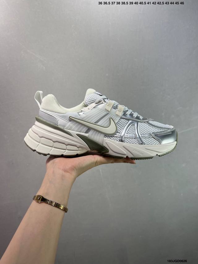 Nike V2K Run跑步鞋复古风潮 网面透气运动鞋 灰银紧致的鞋面材质提供良好的包裹性鞋侧 Swoosh以及鞋头部分搭配增添不少亮点的镀铬细节鞋垫上印有Bi