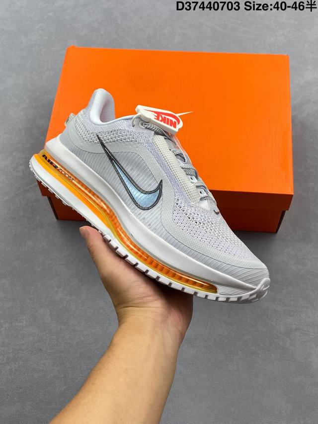 Nike Pegasus Premium跑步鞋 使用了新型的缓震材料 脚感偏韧 后跟有加厚的海绵填充 鞋子前掌和后掌做了加宽设计 增加了跑步时的稳定性 织物加网