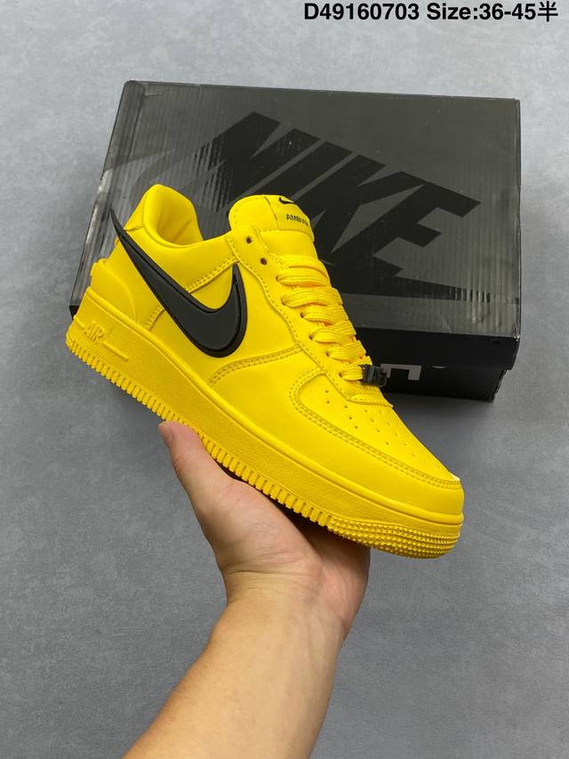 耐克 空军一号 Af1 低帮休闲板鞋 Ambush X Nk Air Force 7 Low Sp 空军一号联名标志性的Swoosh延伸至鞋跟之外，鞋舌和鞋垫上