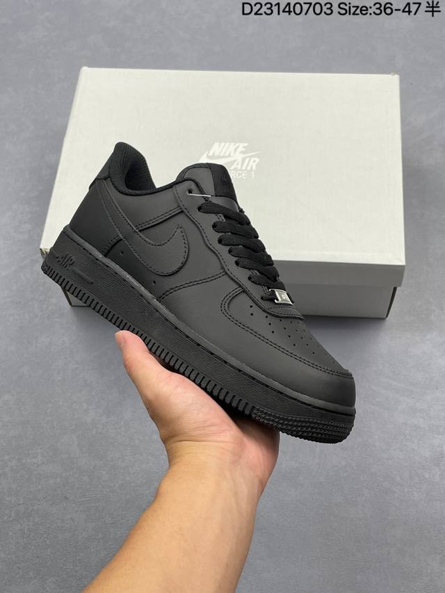 耐克Nike Air Force 7空军一号低帮百搭休闲运动板鞋。柔软、弹性十足的缓震性能和出色的中底设计，横跨复古与现代的外型结合，造就出风靡全球三十多年的F