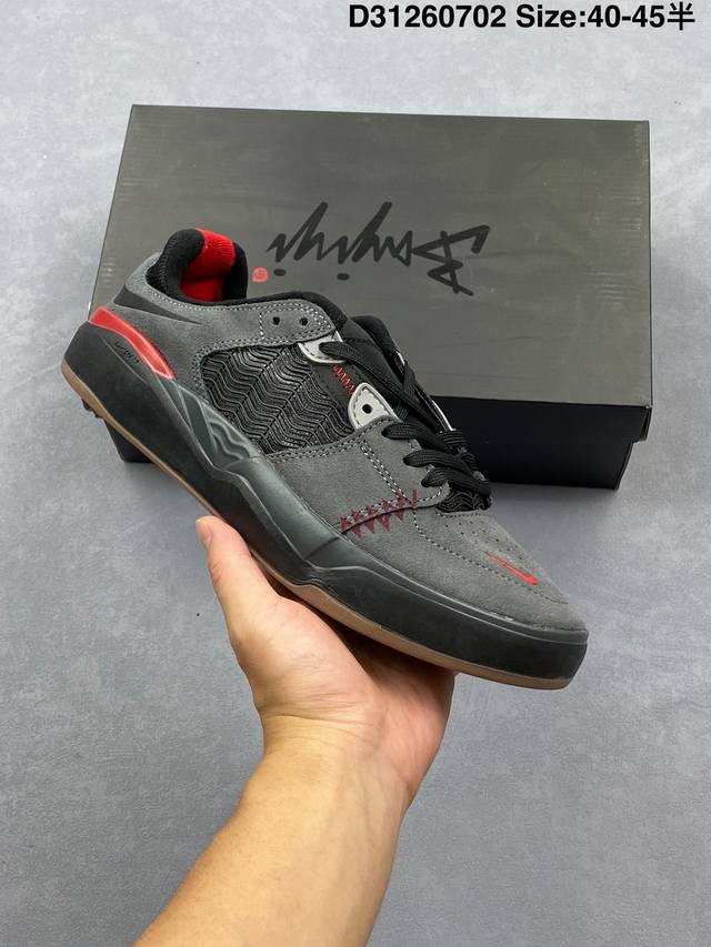 耐克Nike Sb 扣篮系列 复古低帮休闲运动滑板板鞋。采用脚感柔软舒适Zoomair气垫，有效吸收滑板等极限运动在落地时带来的冲击力，为街头运动者们提供更好的