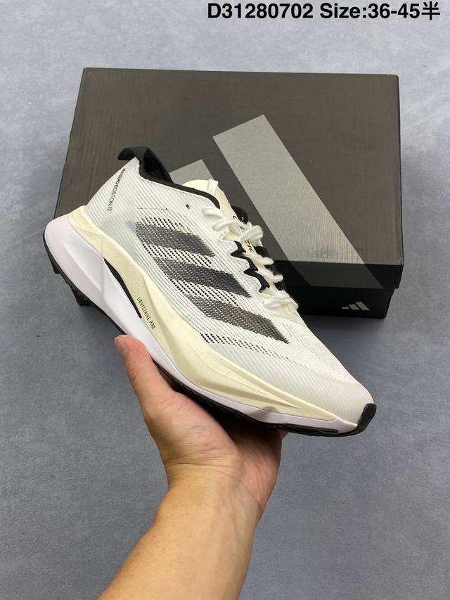 公司级阿迪达斯Adidas Adizero Boston 12 M耐磨减震专业跑步鞋 男款 北京马拉松40周年限定。冲向目标，一路向前，不断挑战和突破自我。无论