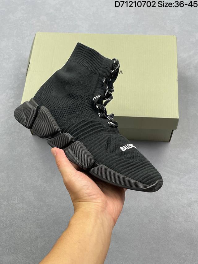 巴黎世家Balenciaga 巴黎袜子鞋 太多的词汇来形容这款鞋子了 轻便 舒适穿着方便让它备受青睐 更是各大明星们的最爱 如果说之前的袜子鞋不够运动 那么这双