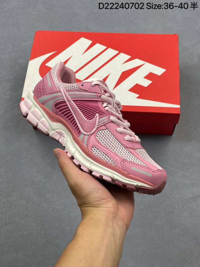 耐克Nike Zoom Vomero 5 马拉松复古跑五代休闲运动慢跑鞋采用环保纤维革饰片组合网眼布鞋面材质 升级正确后跟Tpu加固 耐弯折热塑框架支撑鞋身 中