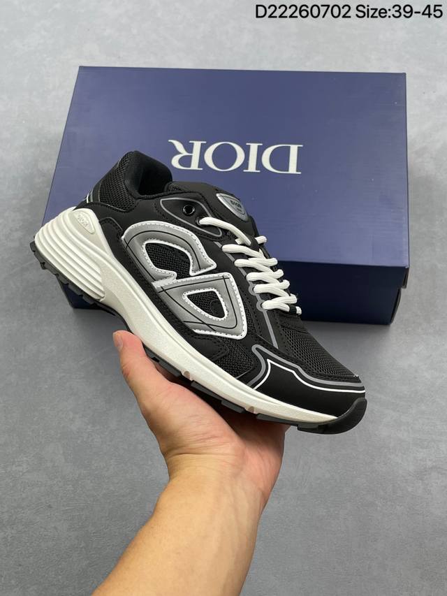 Dior B30 迪奥网眼织物低帮运动休闲鞋 该款系列采用黑网色眼织物白和色科技料面精心制 作饰以反光“Cd30”图形标志 外格轻盈的刻雕效果橡胶鞋搭底配标志性
