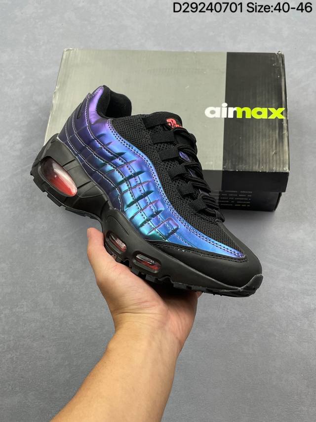 公司级Nike Air Max 95 Og 耐克 气垫复古慢跑百搭鞋休闲运动鞋 这双鞋采用前脚掌开窗式气垫 这种设计在当时是前所未有的 鞋带孔的设计灵感来自人体