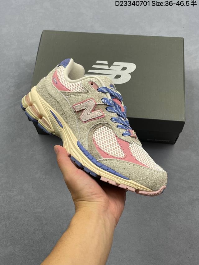 New Balance 2R 新百伦经典配色 沿袭了面世之初的经典科技，以Encap中底配以升级版N-Ergy缓震物料。鞋面则采用特色的柔软麂皮搭以Newbal