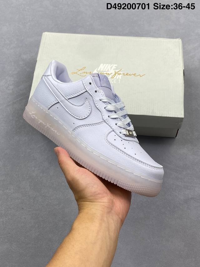 耐克 Nike Air Force 1 ’07 空军一号低帮百搭休闲运动板鞋。柔软、弹性十足的缓震性能和出色的中底设计，横跨复古与现代的外型结合，造就出风靡全球