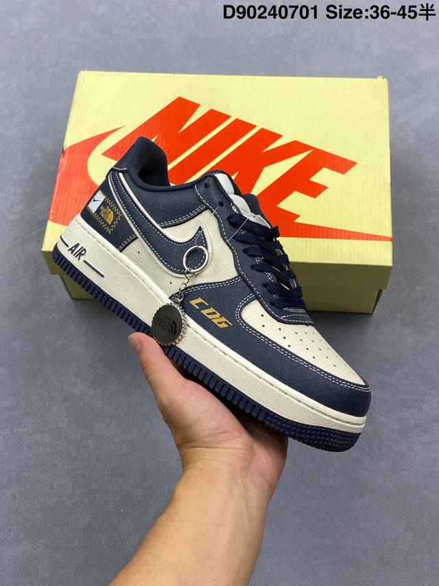 耐克Nike Air Force 7空军一号低帮百搭休闲运动板鞋。柔软、弹性十足的缓震性能和出色的中底设计，横跨复古与现代的外型结合，造就出风靡全球三十多年的F