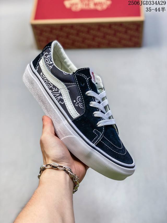 Vans Sk8-Low X联名 全新一代 低帮硫化帆布鞋 该鞋款以白线勾勒出整体造型，鞋面采用帆布搭配麂皮材质，鞋身布满腰果花彰显联名，极具辨识度，上脚百搭不
