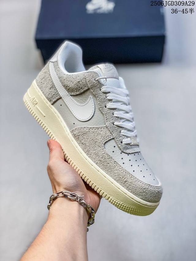 公司级耐克Nike Air Force 7空军一号低帮百搭休闲运动板鞋。柔软、弹性十足的缓震性能和出色的中底设计，横跨复古与现代的外型结合，造就出风靡全球三十多