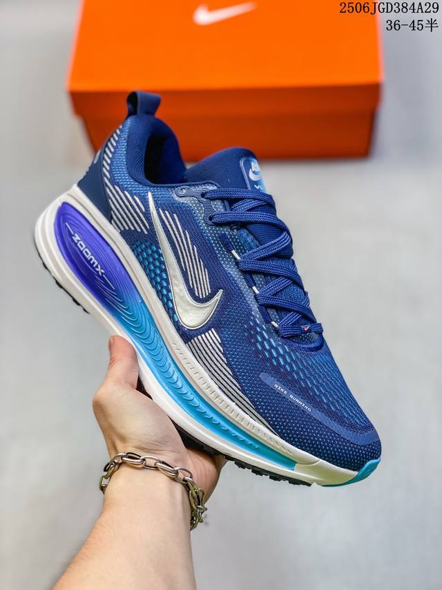 耐克 Nike Vomero 18 厚底增高老爹运动跑步鞋。全新 Vomero 提供比以往更多的緩衝效能以及該系列有史以來最高的鞋底高度，結合 Nike 的 Z