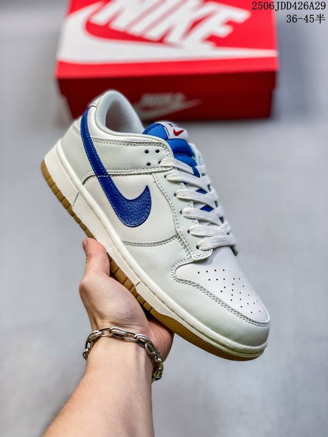 耐克Nike Sb Dunk Low Sail Blue 扣篮系列低帮休闲运动滑板板鞋“皮革牛奶白靛蓝生胶底” 鞋面采用奶白色皮革材料，十分简洁。侧面 Swoo