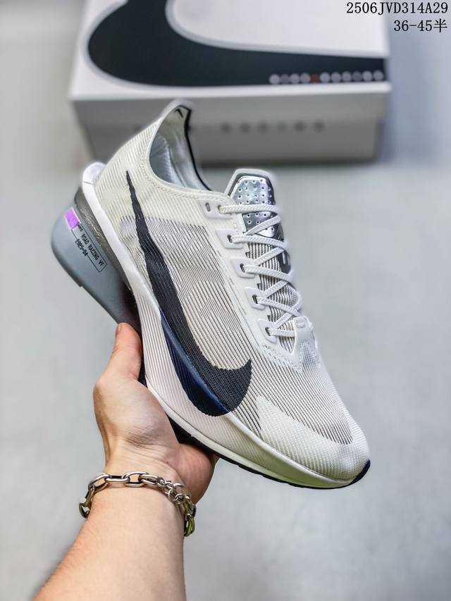 耐克Nike Air Zoom Vapor Fly Next 4% 减震马拉松跑步鞋 Hf6412 100 首次通过一体式鞋底 替代了后跟和前足分离的设计 让双
